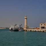 Di fronte si dipana il braccio del porto che conduce al faro borbonico, la nostra ultima destinazione
